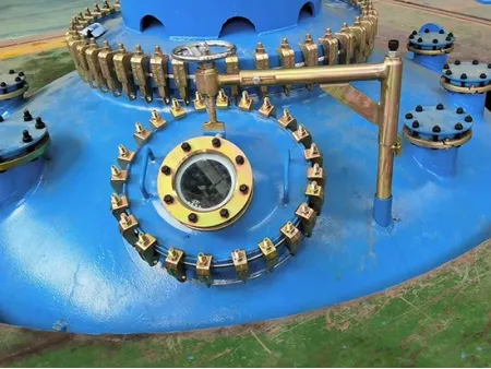 Manhole Berlapis Kaca