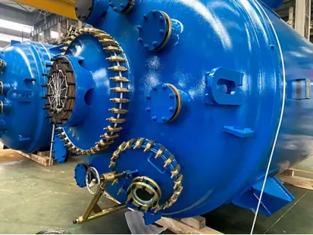 Manhole Berlapis Kaca